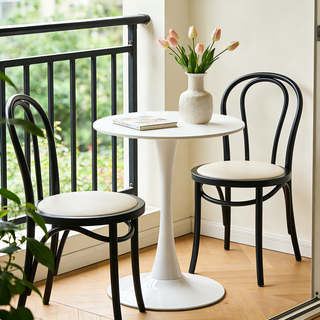 A light luxury style white round dining table with an elegant tulip-shaped steel base and a 24-inch medium-density fiberboard tabletop in a modern medieval style. Suitable for kitchens, dining rooms a