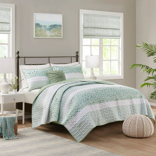 Full/Queen 4-Piece Seersucker Quilt Set with Throw Pillow | Shabby Chic Bedding