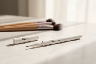 [Dear.A] Slim Tip Cute Eyes Liner 0.4g: High-Torque "Aegyo-Sal" Detailer – 0.4g "Surgical-Precision" Pen with "Micro-Point" Logic and "Long-Wear" Shadow-Toning Pigment Matrix